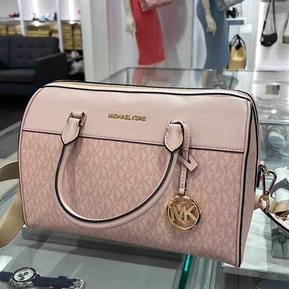 Michael Kors med Duffel Travel - Leather/Coated
Light Powder Blush
MD DUFFLE
NWT - Picture 6 of 16